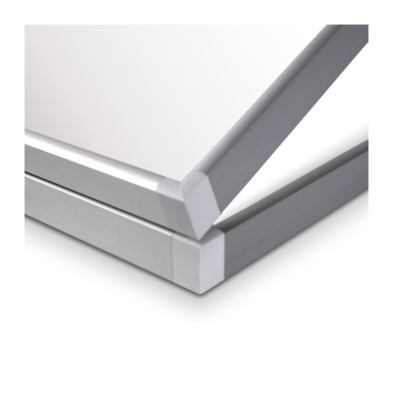 Gablota ogłoszeniowa GMR 50x70 cm - zbliżenie na srebrny profil aluminiowy i narożnik z tworzywa