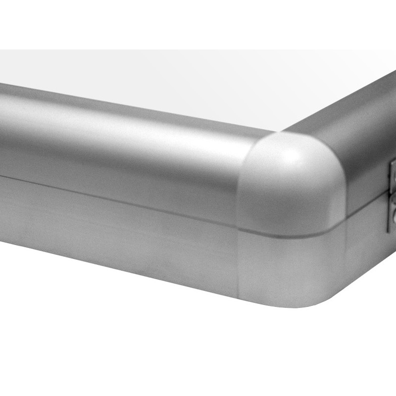 Gablota ogłoszeniowa GO 200x100 cm - zbliżenie owalnego profilu aluminiowego i zaokrąglonego narożnika z tworzywa