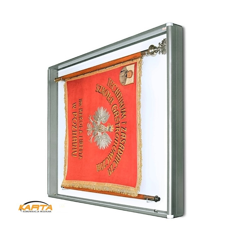 Gablota na sztandar GSZ13 150x130x13 cm - widok od frontu z wyeksponowanym sztandarem
