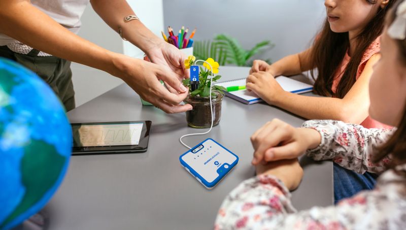 Rejestrator danych Einstein LabMate II z podłączonym czujnikiem pomiarowym