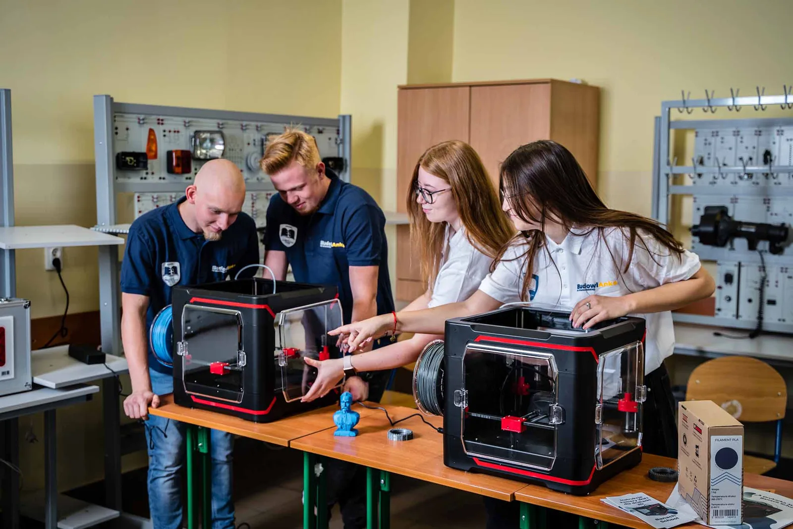 Uczniowie realizujący projekty z wykorzystaniem druku 3D